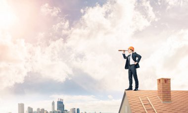 Takım elbiseli genç işadamı 