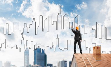 Mühendis adam evin çatısında ayakta