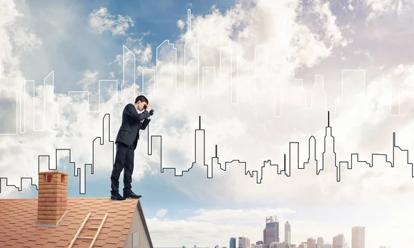 Hombre de negocios viendo paisaje urbano — Foto de Stock