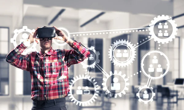 Homme avec casque de réalité virtuelle — Photo