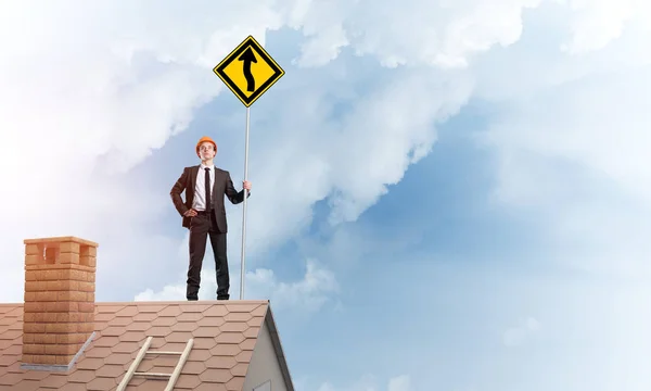 Geschäftsmann steht auf Hausdach — Stockfoto