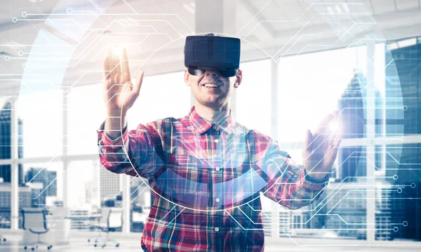 Man met virtual reality headset — Stockfoto