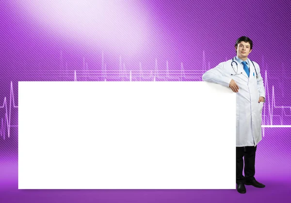 Dokter dengan spanduk putih kosong — Stok Foto