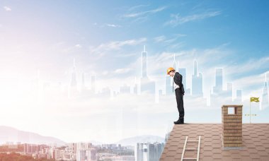 Takım elbiseli genç işadamı 