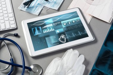 Beyaz tablet pc ve doktor araçları