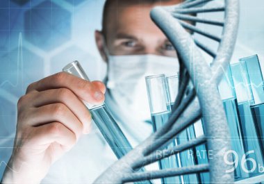 Klinik laboratuarında cam şişede reaksiyonları karıştıran genç bir bilim adamı.