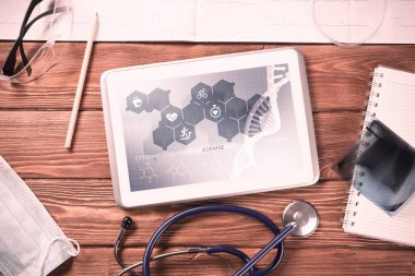 Beyaz tablet pc ve doktor araçları