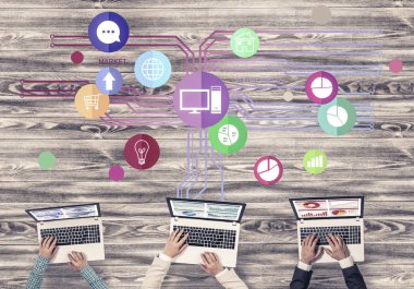 Bir grup ellerinde aygıtlarla üç insan