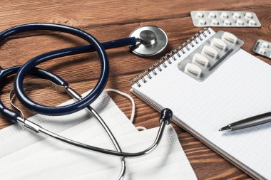Ahşap masa üzerinde stetoskop