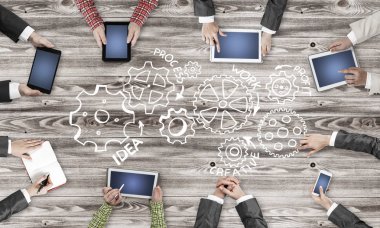 Bir grup insan elinde aygıtlarla