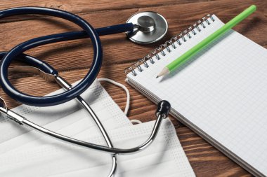 Ahşap masa üzerinde stetoskop