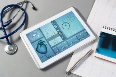 Beyaz tablet pc ve doktor araçları