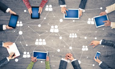 Bir grup insan elinde aygıtlarla