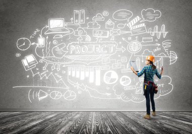 Kask içinde mühendis kadın arkadan görünüm 