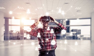 Sanal gerçeklik kulaklık ile genç adam