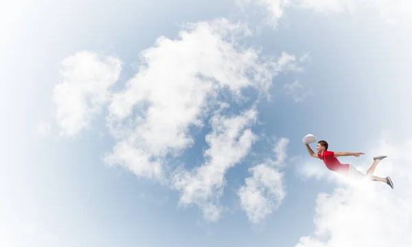 Hombre volando alto en el cielo — Foto de Stock