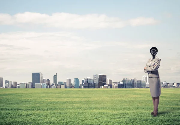 Mujer de negocios al aire libre con cámara — Foto de Stock