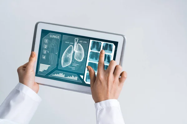 Close of doctor working with tablet — Stock Photo, Image