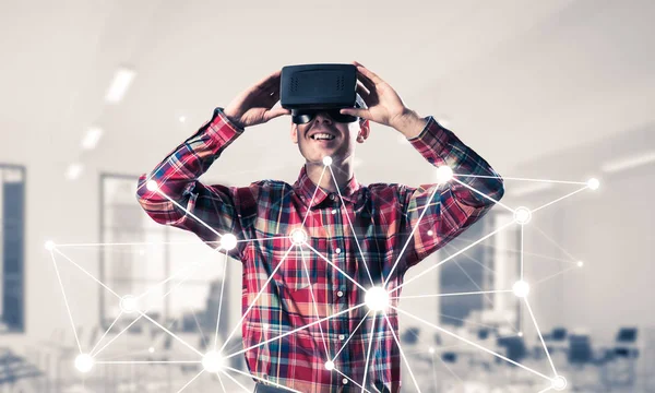 Jeune homme avec casque de réalité virtuelle — Photo