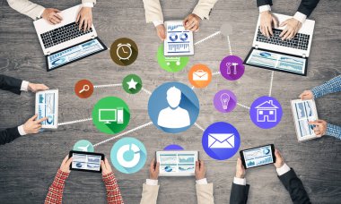 Bir grup insan elinde aygıtlarla