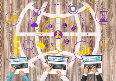 Bir grup ellerinde aygıtlarla üç insan