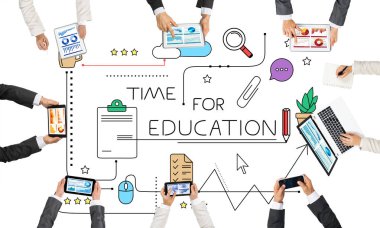 Bir grup insan elinde aygıtlarla