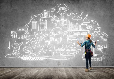 Kask içinde mühendis kadın arkadan görünüm 