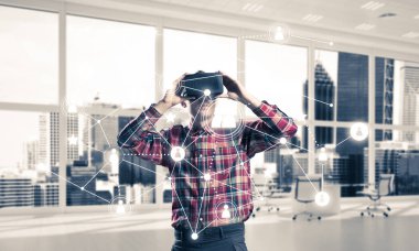 Sanal gerçeklik kulaklık ile genç adam