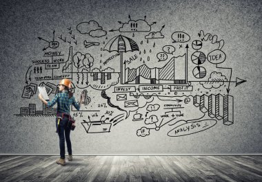 Kask içinde mühendis kadın arkadan görünüm 