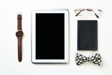 Erkek aksesuarları ve tablet 