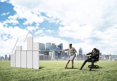 iş adamları açık havada ve büyüyen grafik 