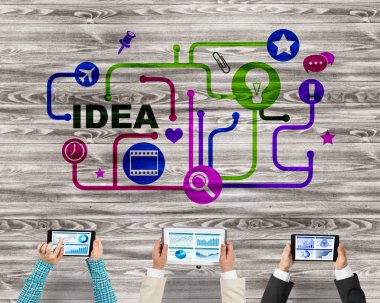 Bir grup ellerinde aygıtlarla üç insan