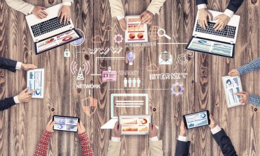 Bir grup insan elinde aygıtlarla