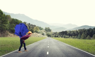 Oluşturucu adam taşıma kağıt topu 