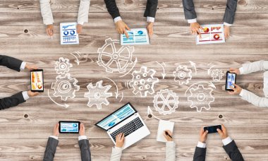 Bir grup insan elinde aygıtlarla