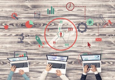 Bir grup ellerinde aygıtlarla üç insan