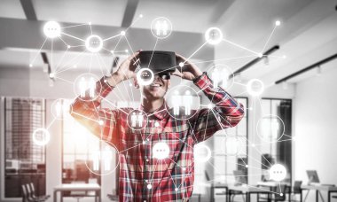 Sanal gerçeklik kulaklık ile genç adam