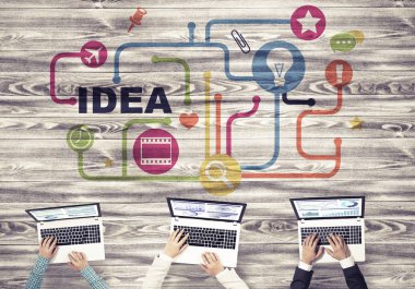 Bir grup ellerinde aygıtlarla üç insan