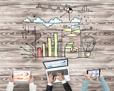 Bir grup insan elinde aygıtlarla