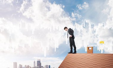 Genç işadamı kenarında duran