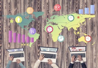 Bir grup ellerinde aygıtlarla üç insan