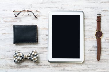 Erkek aksesuarları ve tablet 