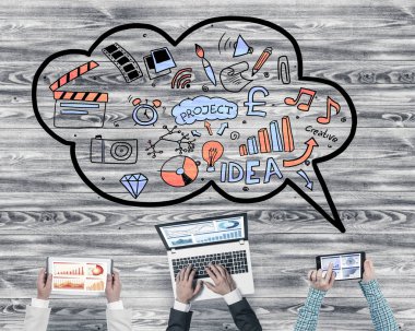 Bir grup insan elinde aygıtlarla