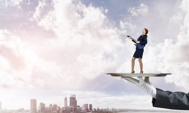 Garson tepsi kadın üzerinde sunulması 