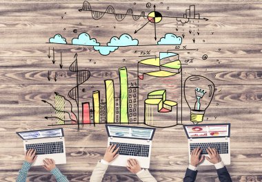 Bir grup insan elinde aygıtlarla