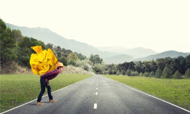 Oluşturucu adam taşıma kağıt topu 