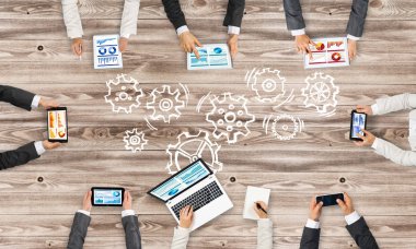 Bir grup insan elinde aygıtlarla