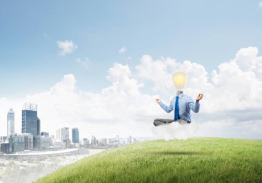 Lotus poz oturan işadamı 