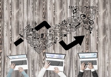 Bir grup insan elinde aygıtlarla