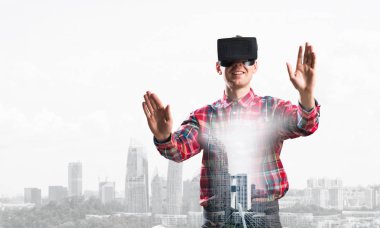 Sanal gerçeklik kulaklık ile genç adam